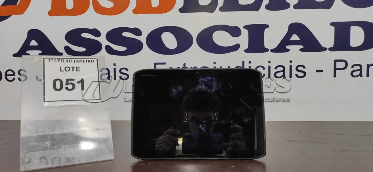LOTE 051 - 01 TABLET SEM CARREGADOR MARCA MOTOROLA.  (NO ESTADO) ATENÇÃO! FAZER A VISITAÇÃO ANTES DE ARREMATAR, NÃO SABEMOS SE FUNCIONA. LEILÃO NÃO TEM GARANTIA E NEM DEVOLUÇÃO, SUJEITO A POSSÍVEIS AVARIAS VISÍVEIS/OCULTAS E/OU AUSÊNCIA DE COMPONENTES.