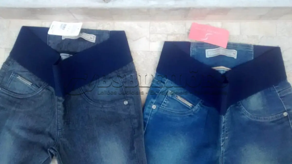 LOTE 520 - 01 LOTE COM 02 CALÇAS JEANS NOVAS FEMININAS SEM USO NUMEROS 36. (NO ESTADO) ATENÇÃO! FAZER A VISITAÇÃO ANTES DE ARREMATAR, NÃO SABEMOS SE FUNCIONA, LEILÃO NÃO TEM GARANTIA E NEM DEVOLUÇÃO, SUJEITO A POSSÍVEIS AVARIAS VISÍVEIS/OCULTAS E/OU AUSÊNCIA DE COMPONENTES.