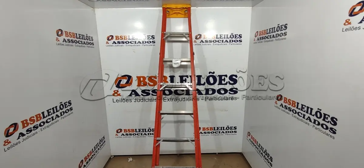 LOTE 101 - 01 ESCADA DE FIBRA COM 06 DEGRAUS DE ALUMÍNIO.  (NO ESTADO) ATENÇÃO! FAZER A VISITAÇÃO ANTES DE ARREMATAR, NÃO SABEMOS SE FUNCIONA. LEILÃO NÃO TEM GARANTIA E NEM DEVOLUÇÃO, SUJEITO A POSSÍVEIS AVARIAS VISÍVEIS/OCULTAS E/OU AUSÊNCIA DE COMPONENTES.