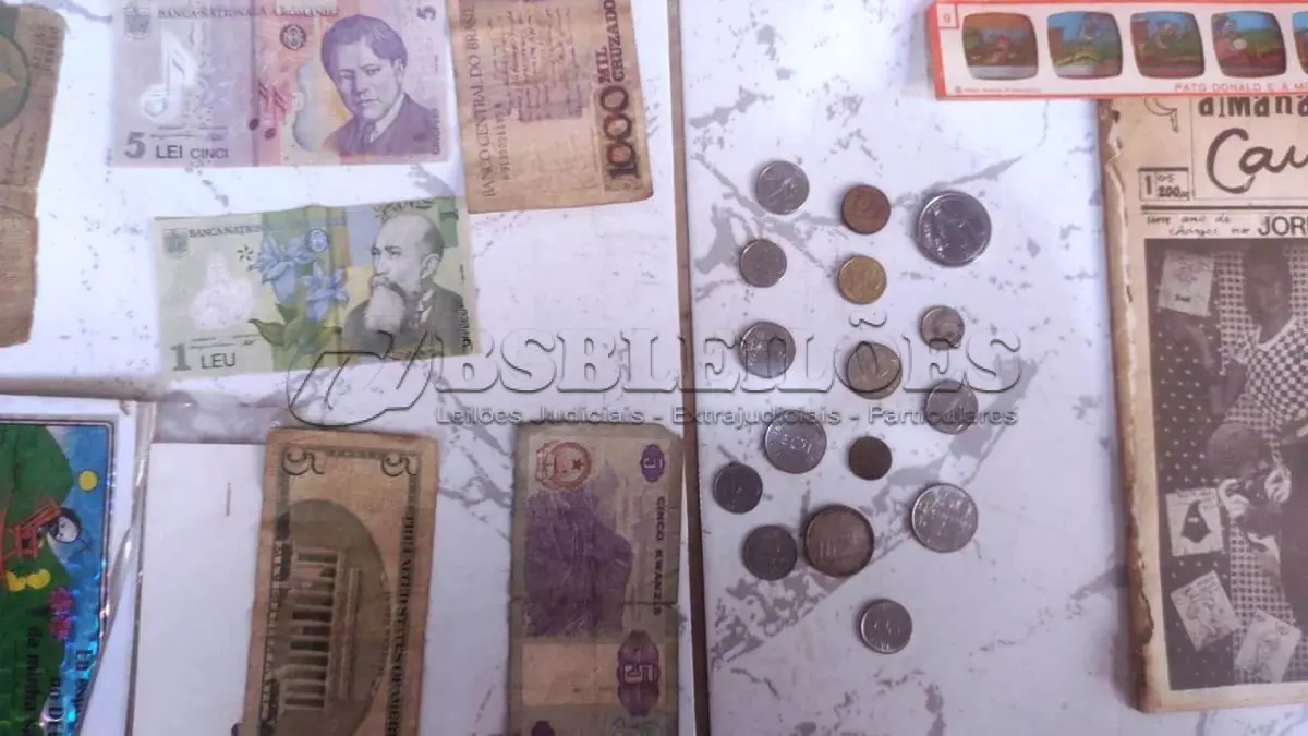 LOTE 506 - LOTE COM ITENS COLECIONADOR ADESIVOS CARTÕES ANTIGOS NOTAS MOEDAS SLIDES DESENHOS ANTIGOS. (NO ESTADO) ATENÇÃO! FAZER A VISITAÇÃO ANTES DE ARREMATAR, NÃO SABEMOS SE FUNCIONA, LEILÃO NÃO TEM GARANTIA E NEM DEVOLUÇÃO, SUJEITO A POSSÍVEIS AVARIAS VISÍVEIS/OCULTAS E/OU AUSÊNCIA DE COMPONENTES.