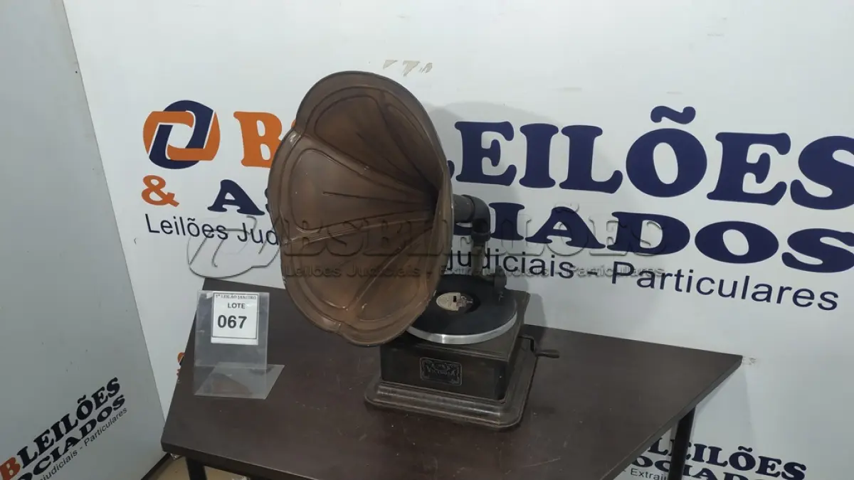 LOTE 067 - 01 VITROLA ANTIGA COM 01 DISCO.  (NO ESTADO) ATENÇÃO! FAZER A VISITAÇÃO ANTES DE ARREMATAR, NÃO SABEMOS SE FUNCIONA. LEILÃO NÃO TEM GARANTIA E NEM DEVOLUÇÃO, SUJEITO A POSSÍVEIS AVARIAS VISÍVEIS/OCULTAS E/OU AUSÊNCIA DE COMPONENTES.