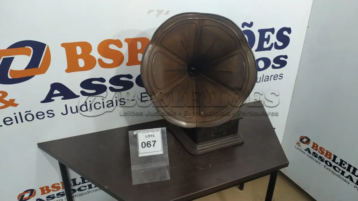 LOTE 067 - 01 VITROLA ANTIGA COM 01 DISCO.  (NO ESTADO) ATENÇÃO! FAZER A VISITAÇÃO ANTES DE ARREMATAR, NÃO SABEMOS SE FUNCIONA. LEILÃO NÃO TEM GARANTIA E NEM DEVOLUÇÃO, SUJEITO A POSSÍVEIS AVARIAS VISÍVEIS/OCULTAS E/OU AUSÊNCIA DE COMPONENTES.