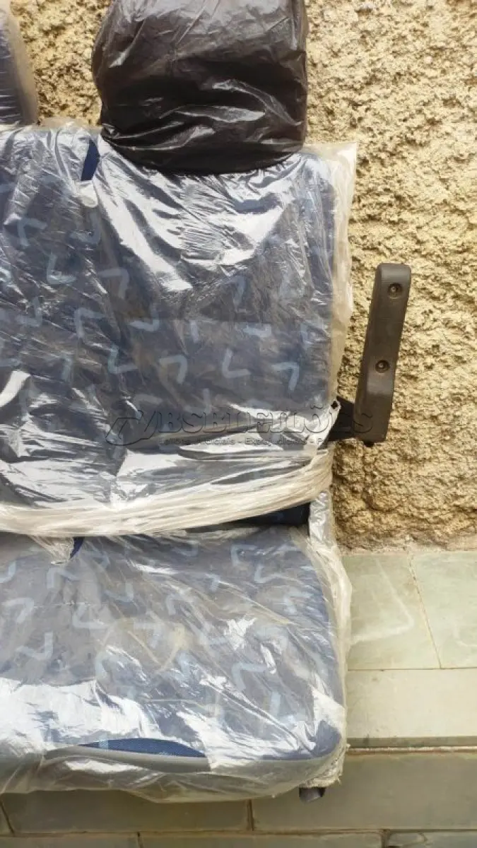 LOTE 450 - 01 BANCO PARA IVECO NOVO SEM USO. (NO ESTADO) ATENÇÃO! FAZER A VISITAÇÃO ANTES DE ARREMATAR, NÃO SABEMOS SE FUNCIONA, LEILÃO NÃO TEM GARANTIA E NEM DEVOLUÇÃO, SUJEITO A POSSÍVEIS AVARIAS VISÍVEIS/OCULTAS E/OU AUSÊNCIA DE COMPONENTES.