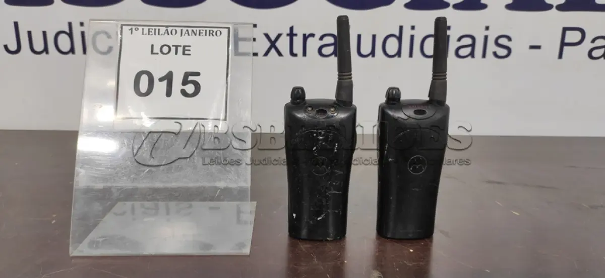 LOTE 015 - 02 RÁDIOS COMUNICADORES SEM CARREGADOR MARCA MOTOROLA.  (NO ESTADO) ATENÇÃO! FAZER A VISITAÇÃO ANTES DE ARREMATAR, NÃO SABEMOS SE FUNCIONA. LEILÃO NÃO TEM GARANTIA E NEM DEVOLUÇÃO, SUJEITO A POSSÍVEIS AVARIAS VISÍVEIS/OCULTAS E/OU AUSÊNCIA DE COMPONENTES.