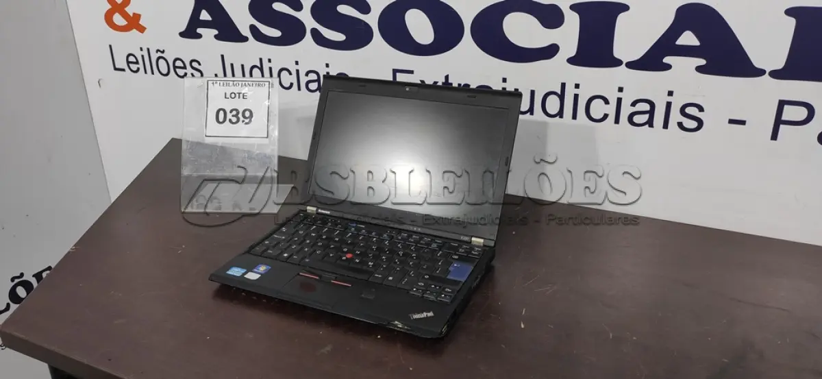 LOTE 039 - 01 NOTEBOOK SEM CARREGADOR MARCA LENOVO.  (NO ESTADO) ATENÇÃO! FAZER A VISITAÇÃO ANTES DE ARREMATAR, NÃO SABEMOS SE FUNCIONA. LEILÃO NÃO TEM GARANTIA E NEM DEVOLUÇÃO, SUJEITO A POSSÍVEIS AVARIAS VISÍVEIS/OCULTAS E/OU AUSÊNCIA DE COMPONENTES.