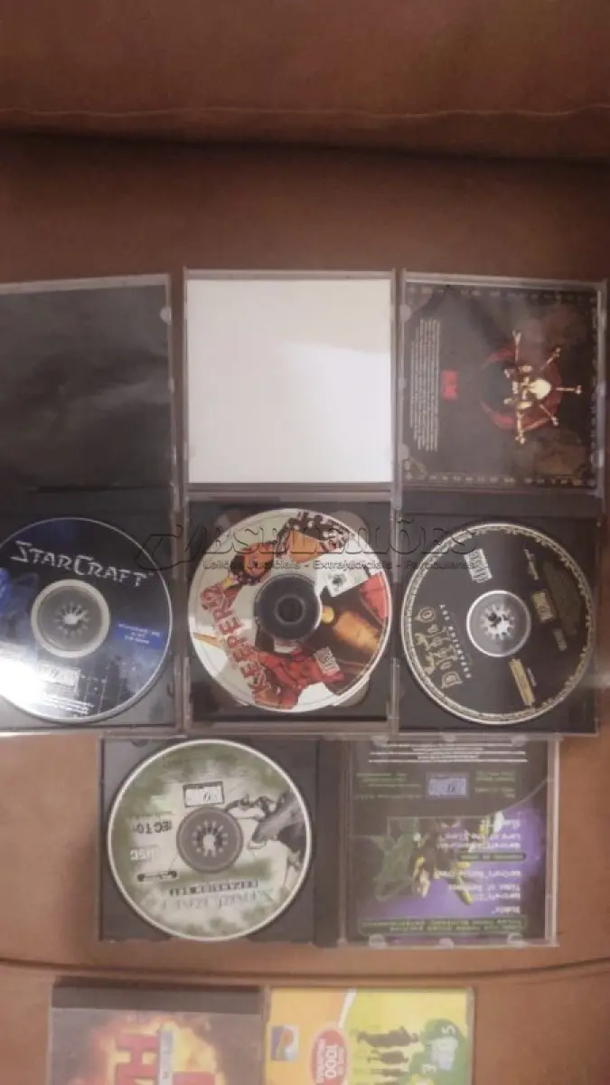 LOTE 471 - 01 COLEÇÃO CDS DE JOGOS PARA PC ANTIGOS. (NO ESTADO) ATENÇÃO! FAZER A VISITAÇÃO ANTES DE ARREMATAR, NÃO SABEMOS SE FUNCIONA, LEILÃO NÃO TEM GARANTIA E NEM DEVOLUÇÃO, SUJEITO A POSSÍVEIS AVARIAS VISÍVEIS/OCULTAS E/OU AUSÊNCIA DE COMPONENTES.