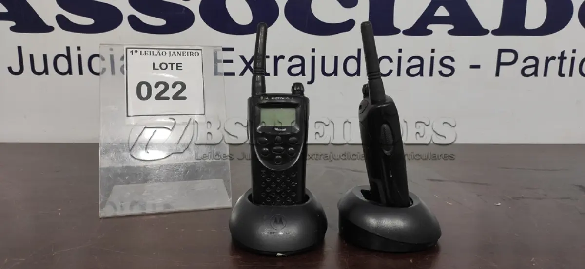 LOTE 022 - 02 RÁDIOS COMUNICADORES COM 02 BASES DE CARREGADOR MACA MOTOROLA.  (NO ESTADO) ATENÇÃO! FAZER A VISITAÇÃO ANTES DE ARREMATAR, NÃO SABEMOS SE FUNCIONA. LEILÃO NÃO TEM GARANTIA E NEM DEVOLUÇÃO, SUJEITO A POSSÍVEIS AVARIAS VISÍVEIS/OCULTAS E/OU AUSÊNCIA DE COMPONENTES.