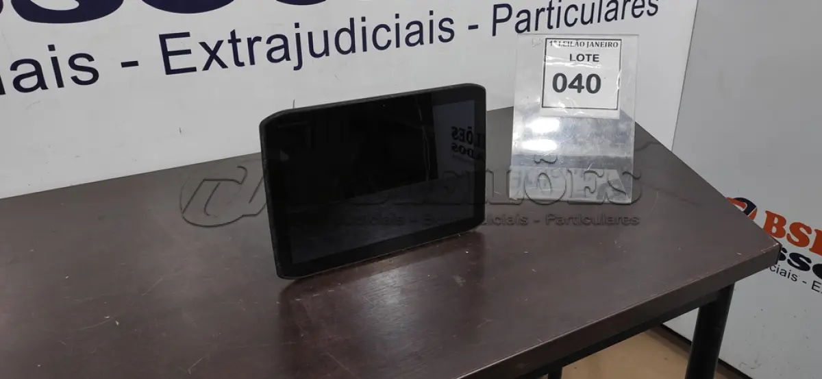 LOTE 040 - 01 TABLET SEM CARREGADOR MARCA MOTOROLA.  (NO ESTADO) ATENÇÃO! FAZER A VISITAÇÃO ANTES DE ARREMATAR, NÃO SABEMOS SE FUNCIONA. LEILÃO NÃO TEM GARANTIA E NEM DEVOLUÇÃO, SUJEITO A POSSÍVEIS AVARIAS VISÍVEIS/OCULTAS E/OU AUSÊNCIA DE COMPONENTES.