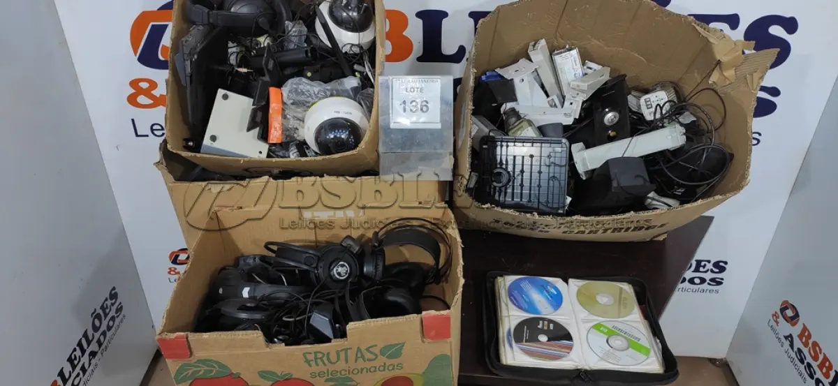 LOTE 136 - 01 LOTE COM VÁRIAS CÂMERAS DE MONITORAMENTO, HEADPHONES, CDS DE DRIVE, CABOS E PERIFÉRICOS DIVERSOS.  (NO ESTADO) ATENÇÃO! FAZER A VISITAÇÃO ANTES DE ARREMATAR, NÃO SABEMOS SE FUNCIONA. LEILÃO NÃO TEM GARANTIA E NEM DEVOLUÇÃO, SUJEITO A POSSÍVEIS AVARIAS VISÍVEIS/OCULTAS E/OU AUSÊNCIA DE COMPONENTES.