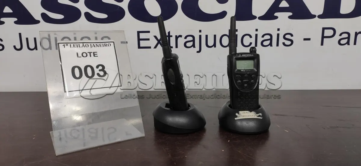 LOTE 003 - 02 RÁDIOS COMUNICADORES COM 02 BASES DE CARREGADOR MARCA MOTOROLA.  (NO ESTADO) ATENÇÃO! FAZER A VISITAÇÃO ANTES DE ARREMATAR, NÃO SABEMOS SE FUNCIONA. LEILÃO NÃO TEM GARANTIA E NEM DEVOLUÇÃO, SUJEITO A POSSÍVEIS AVARIAS VISÍVEIS/OCULTAS E/OU AUSÊNCIA DE COMPONENTES.