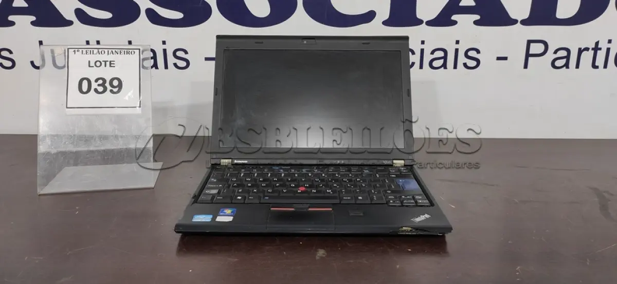 LOTE 039 - 01 NOTEBOOK SEM CARREGADOR MARCA LENOVO.  (NO ESTADO) ATENÇÃO! FAZER A VISITAÇÃO ANTES DE ARREMATAR, NÃO SABEMOS SE FUNCIONA. LEILÃO NÃO TEM GARANTIA E NEM DEVOLUÇÃO, SUJEITO A POSSÍVEIS AVARIAS VISÍVEIS/OCULTAS E/OU AUSÊNCIA DE COMPONENTES.
