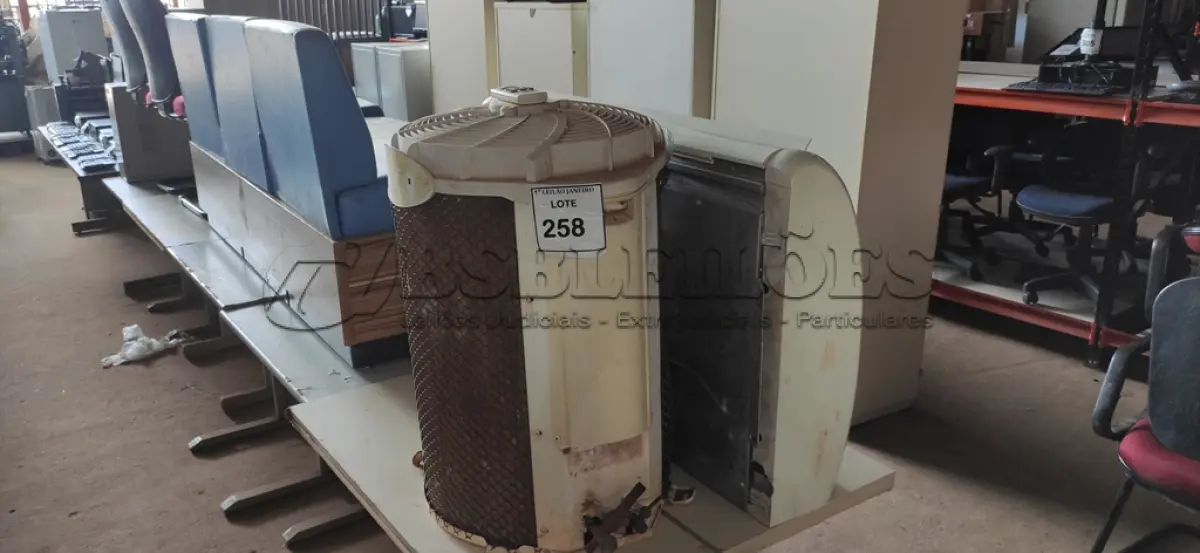 LOTE 258 - 01 AR CONDICIONADO MARCA CARRIER.  (NO ESTADO) ATENÇÃO! FAZER A VISITAÇÃO ANTES DE ARREMATAR, NÃO SABEMOS SE FUNCIONA. LEILÃO NÃO TEM GARANTIA E NEM DEVOLUÇÃO, SUJEITO A POSSÍVEIS AVARIAS VISÍVEIS/OCULTAS E/OU AUSÊNCIA DE COMPONENTES.