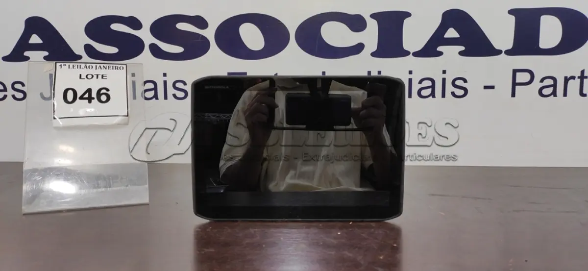 LOTE 046 - 01 TABLET SEM CARREGADOR MARCA MOTOROLA.  (NO ESTADO) ATENÇÃO! FAZER A VISITAÇÃO ANTES DE ARREMATAR, NÃO SABEMOS SE FUNCIONA. LEILÃO NÃO TEM GARANTIA E NEM DEVOLUÇÃO, SUJEITO A POSSÍVEIS AVARIAS VISÍVEIS/OCULTAS E/OU AUSÊNCIA DE COMPONENTES.