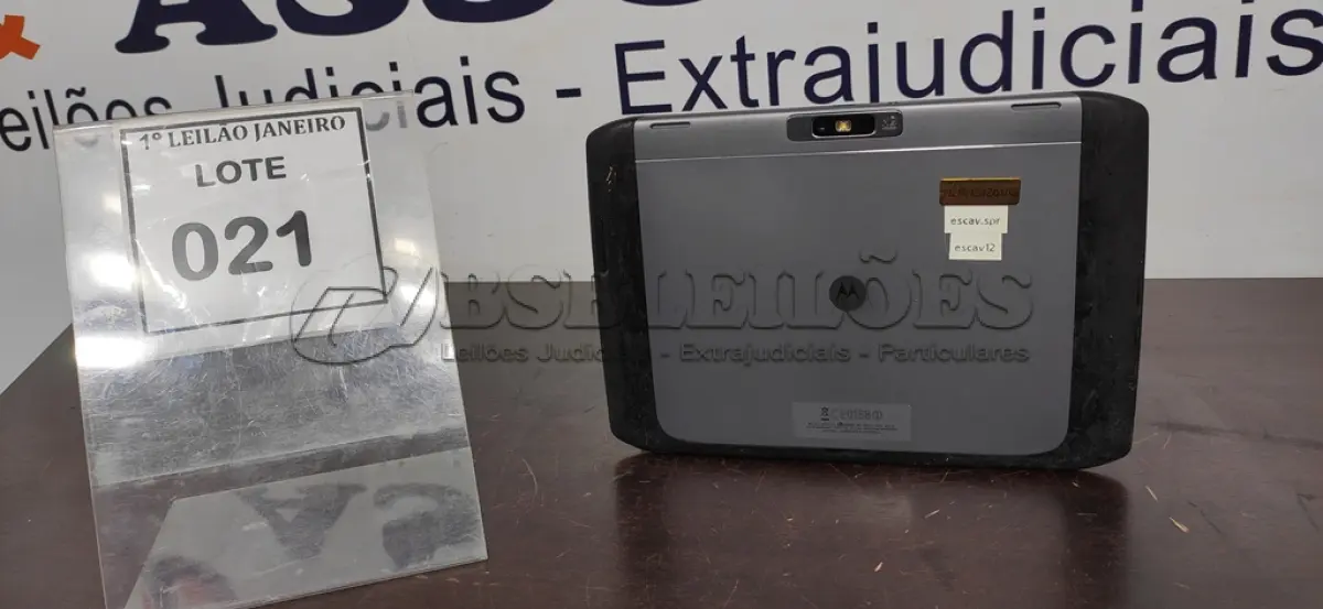 LOTE 021 - 01 TABLET SEM CARREGADOR MARCA MOTOROLA.  (NO ESTADO) ATENÇÃO! FAZER A VISITAÇÃO ANTES DE ARREMATAR, NÃO SABEMOS SE FUNCIONA. LEILÃO NÃO TEM GARANTIA E NEM DEVOLUÇÃO, SUJEITO A POSSÍVEIS AVARIAS VISÍVEIS/OCULTAS E/OU AUSÊNCIA DE COMPONENTES.