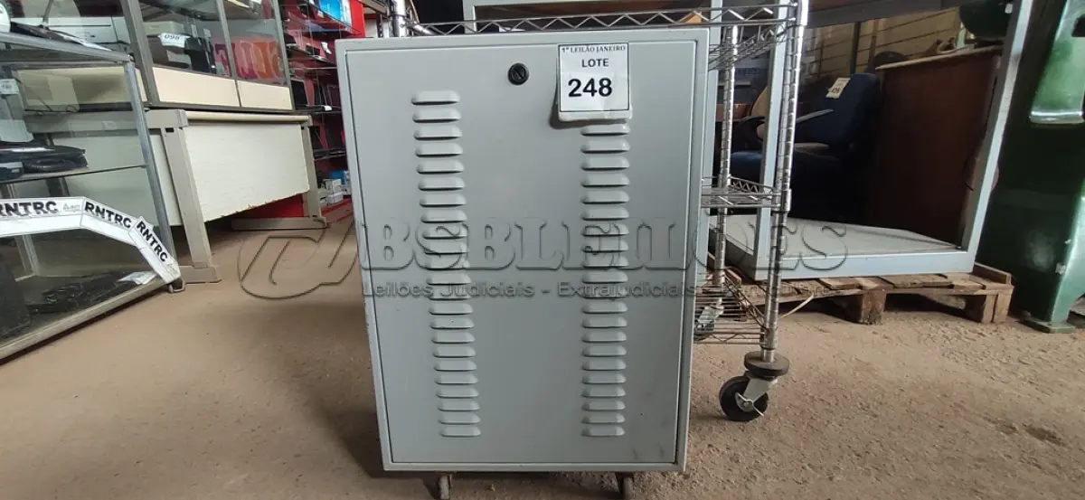 LOTE 248 - 01 BANCO DE BATERIAS COM 06 BATERIAS.  (NO ESTADO) ATENÇÃO! FAZER A VISITAÇÃO ANTES DE ARREMATAR, NÃO SABEMOS SE FUNCIONA. LEILÃO NÃO TEM GARANTIA E NEM DEVOLUÇÃO, SUJEITO A POSSÍVEIS AVARIAS VISÍVEIS/OCULTAS E/OU AUSÊNCIA DE COMPONENTES.