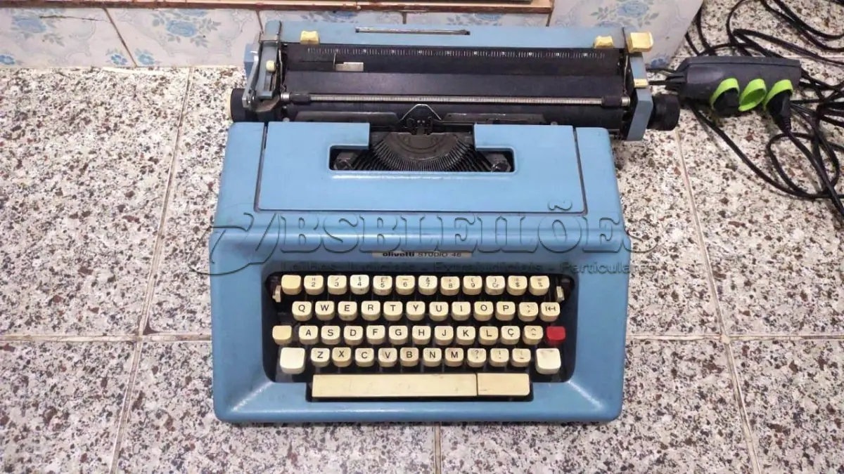LOTE 448 - 01 MÁQUINA DE ESCREVER ANTIGA OLIVETT STUDIO 46. (NO ESTADO) ATENÇÃO! FAZER A VISITAÇÃO ANTES DE ARREMATAR, NÃO SABEMOS SE FUNCIONA, LEILÃO NÃO TEM GARANTIA E NEM DEVOLUÇÃO, SUJEITO A POSSÍVEIS AVARIAS VISÍVEIS/OCULTAS E/OU AUSÊNCIA DE COMPONENTES.