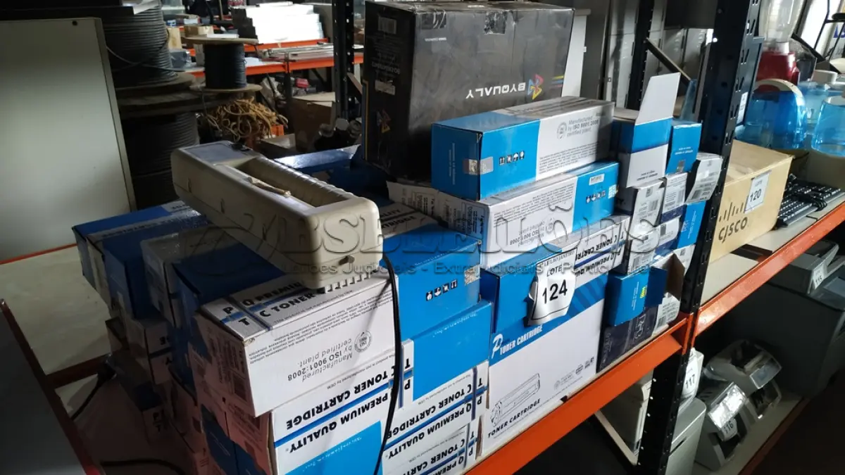 LOTE 124 - 01 FRAGMENTADORA DE PAPEL E GRANDE QUANTIDADE DE TONNERS DE IMPRESSORAS MARCAS E MODELOS DIVERSOS.  (NO ESTADO) ATENÇÃO! FAZER A VISITAÇÃO ANTES DE ARREMATAR, NÃO SABEMOS SE FUNCIONA. LEILÃO NÃO TEM GARANTIA E NEM DEVOLUÇÃO, SUJEITO A POSSÍVEIS AVARIAS VISÍVEIS/OCULTAS E/OU AUSÊNCIA DE COMPONENTES.