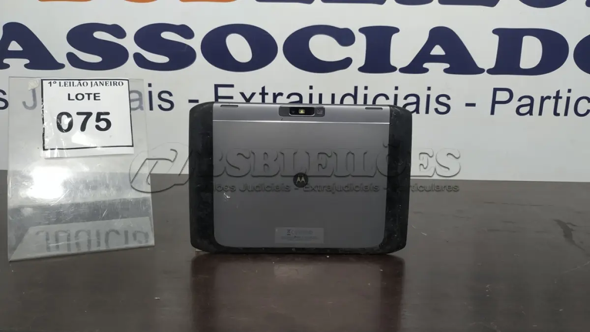 LOTE 075 - 01 TABLET SEM CARREGADOR MARCA MOTOROLA.  (NO ESTADO) ATENÇÃO! FAZER A VISITAÇÃO ANTES DE ARREMATAR, NÃO SABEMOS SE FUNCIONA. LEILÃO NÃO TEM GARANTIA E NEM DEVOLUÇÃO, SUJEITO A POSSÍVEIS AVARIAS VISÍVEIS/OCULTAS E/OU AUSÊNCIA DE COMPONENTES.