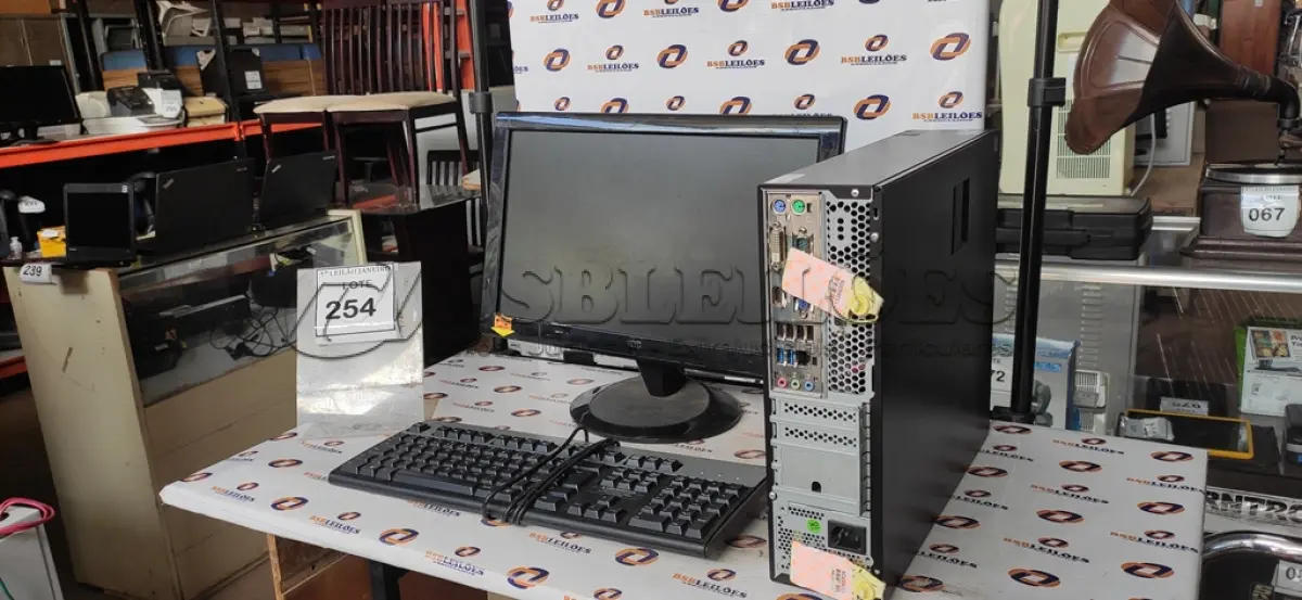 LOTE 254 - 01 CPU MARCA POSITIVO, 01 MONITOR MARCA AOC E 01 TECLADO MARCA HP.  (NO ESTADO) ATENÇÃO! FAZER A VISITAÇÃO ANTES DE ARREMATAR, NÃO SABEMOS SE FUNCIONA. LEILÃO NÃO TEM GARANTIA E NEM DEVOLUÇÃO, SUJEITO A POSSÍVEIS AVARIAS VISÍVEIS/OCULTAS E/OU AUSÊNCIA DE COMPONENTES.