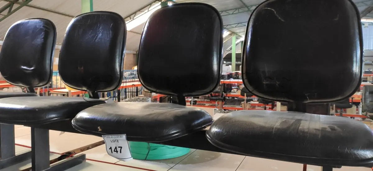 LOTE 147 - 01 CADEIRA DE ESPERA TIPO LONGARINA COM 03 LUGARES NA COR PRETA.  (NO ESTADO) ATENÇÃO! FAZER A VISITAÇÃO ANTES DE ARREMATAR, NÃO SABEMOS SE FUNCIONA. LEILÃO NÃO TEM GARANTIA E NEM DEVOLUÇÃO, SUJEITO A POSSÍVEIS AVARIAS VISÍVEIS/OCULTAS E/OU AUSÊNCIA DE COMPONENTES.