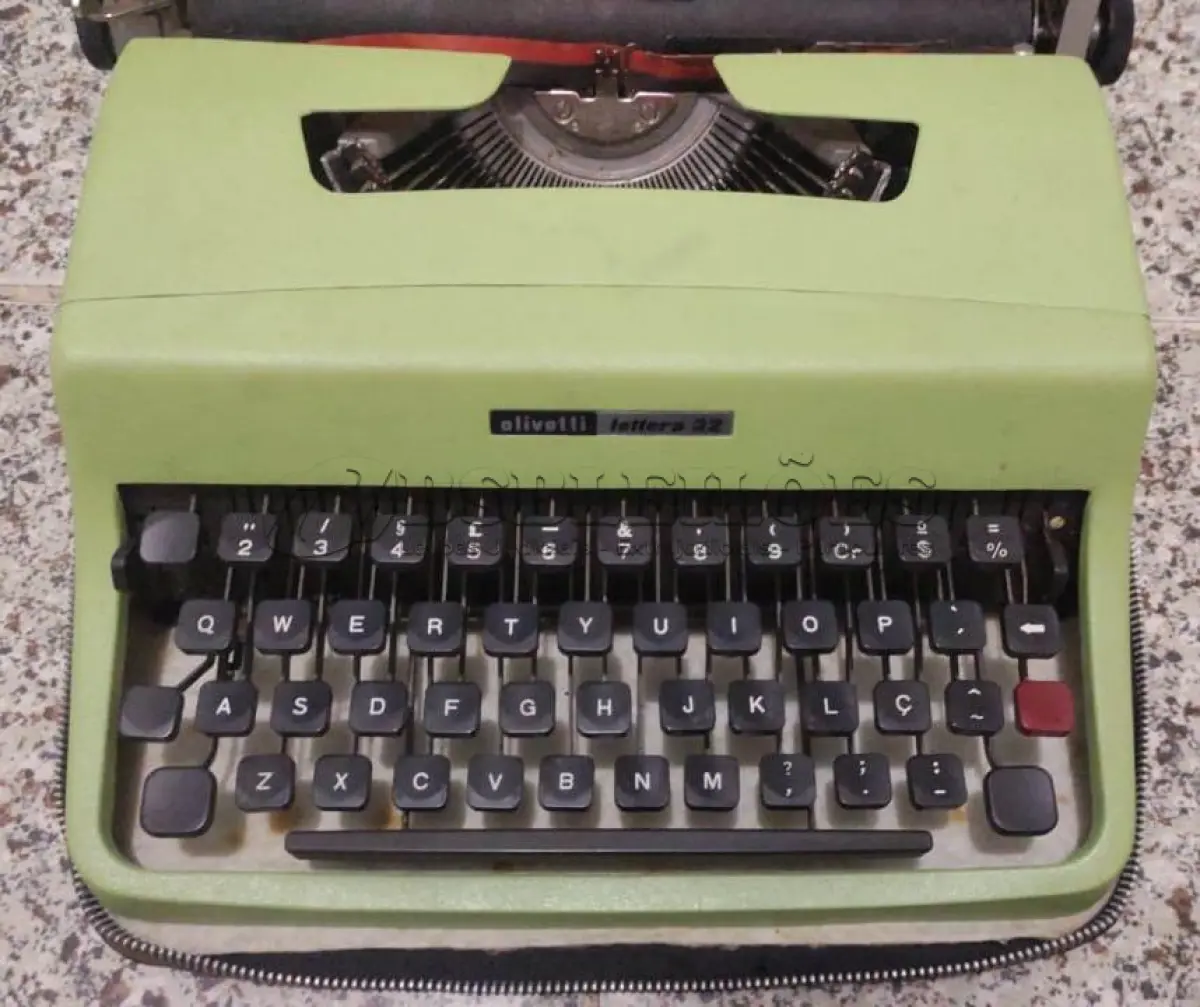 LOTE 437 - 01 MÁQUINA DE ESCREVER ANTIGA OLIVETT LETTERA 32. (NO ESTADO) ATENÇÃO! FAZER A VISITAÇÃO ANTES DE ARREMATAR, NÃO SABEMOS SE FUNCIONA, LEILÃO NÃO TEM GARANTIA E NEM DEVOLUÇÃO, SUJEITO A POSSÍVEIS AVARIAS VISÍVEIS/OCULTAS E/OU AUSÊNCIA DE COMPONENTES.
