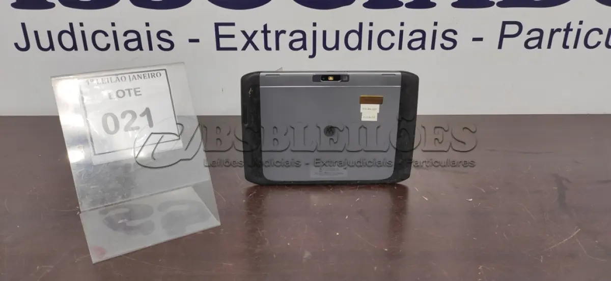 LOTE 021 - 01 TABLET SEM CARREGADOR MARCA MOTOROLA.  (NO ESTADO) ATENÇÃO! FAZER A VISITAÇÃO ANTES DE ARREMATAR, NÃO SABEMOS SE FUNCIONA. LEILÃO NÃO TEM GARANTIA E NEM DEVOLUÇÃO, SUJEITO A POSSÍVEIS AVARIAS VISÍVEIS/OCULTAS E/OU AUSÊNCIA DE COMPONENTES.