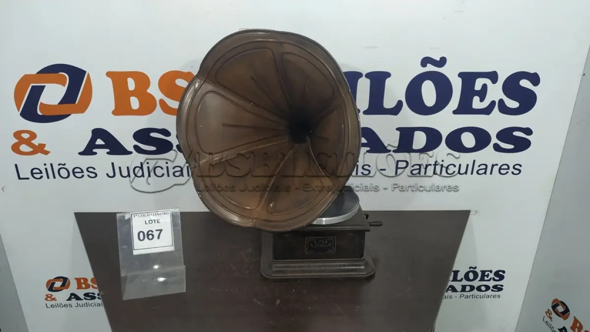 LOTE 067 - 01 VITROLA ANTIGA COM 01 DISCO.  (NO ESTADO) ATENÇÃO! FAZER A VISITAÇÃO ANTES DE ARREMATAR, NÃO SABEMOS SE FUNCIONA. LEILÃO NÃO TEM GARANTIA E NEM DEVOLUÇÃO, SUJEITO A POSSÍVEIS AVARIAS VISÍVEIS/OCULTAS E/OU AUSÊNCIA DE COMPONENTES.