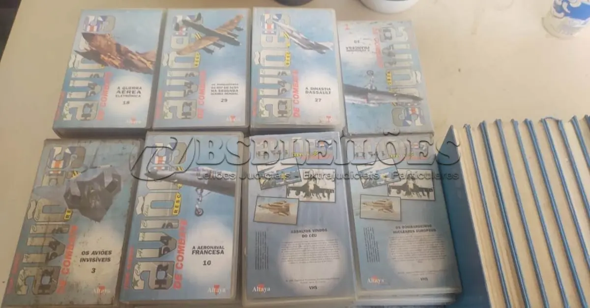 LOTE 493 - 01 COLEÇÃO AVIÕES DE COMBATE COM LIVROS E FITAS E COLEÇÃO COUSTEAU. (NO ESTADO) ATENÇÃO! FAZER A VISITAÇÃO ANTES DE ARREMATAR, NÃO SABEMOS SE FUNCIONA, LEILÃO NÃO TEM GARANTIA E NEM DEVOLUÇÃO, SUJEITO A POSSÍVEIS AVARIAS VISÍVEIS/OCULTAS E/OU AUSÊNCIA DE COMPONENTES.