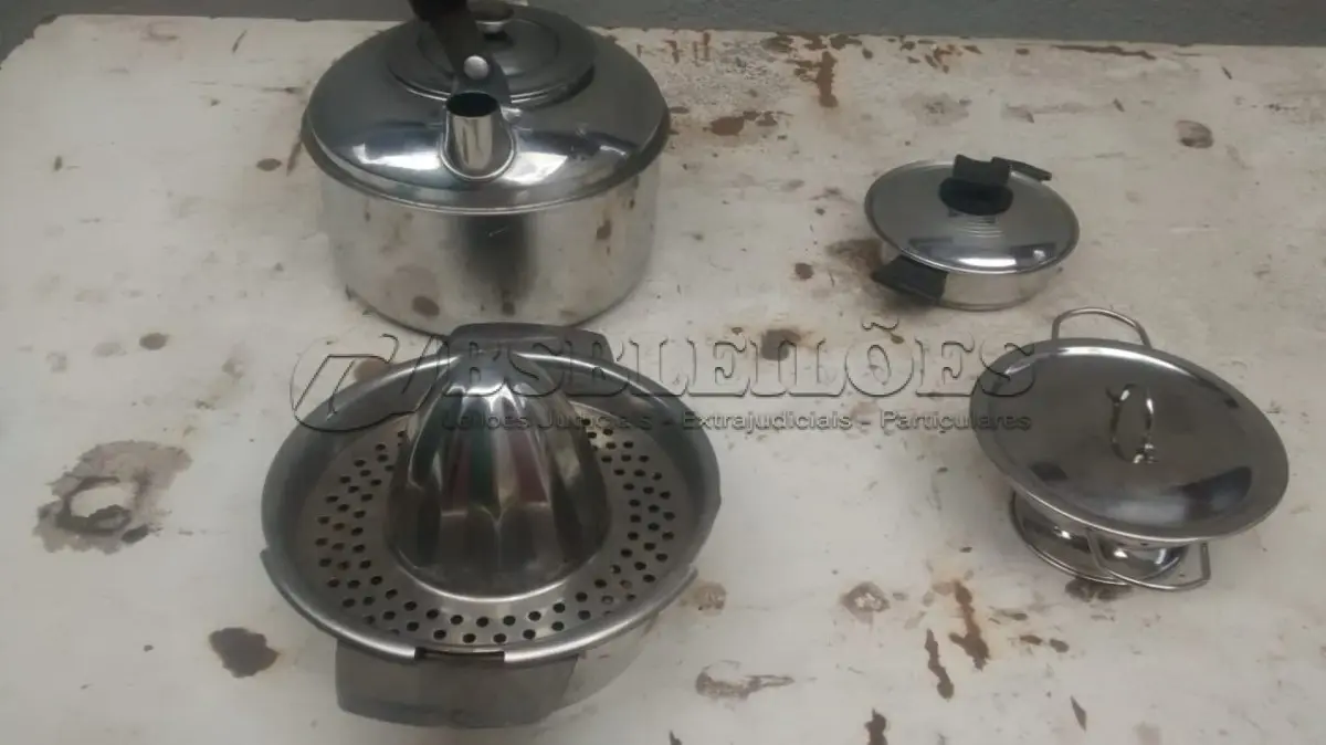 LOTE 521 - 01 LOTE COM UTENSÍLIOS  DE CASA. (NO ESTADO) ATENÇÃO! FAZER A VISITAÇÃO ANTES DE ARREMATAR, NÃO SABEMOS SE FUNCIONA, LEILÃO NÃO TEM GARANTIA E NEM DEVOLUÇÃO, SUJEITO A POSSÍVEIS AVARIAS VISÍVEIS/OCULTAS E/OU AUSÊNCIA DE COMPONENTES.