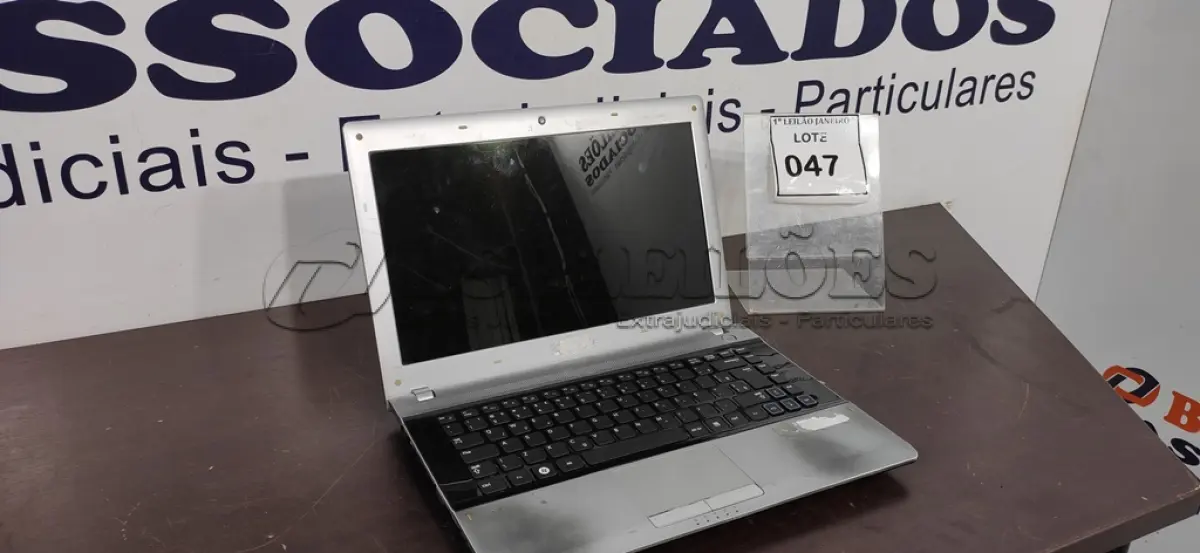 LOTE 047 - 01 NOTEBOOK SEM CARREGADOR MARCA SAMSUNG.  (NO ESTADO) ATENÇÃO! FAZER A VISITAÇÃO ANTES DE ARREMATAR, NÃO SABEMOS SE FUNCIONA. LEILÃO NÃO TEM GARANTIA E NEM DEVOLUÇÃO, SUJEITO A POSSÍVEIS AVARIAS VISÍVEIS/OCULTAS E/OU AUSÊNCIA DE COMPONENTES.