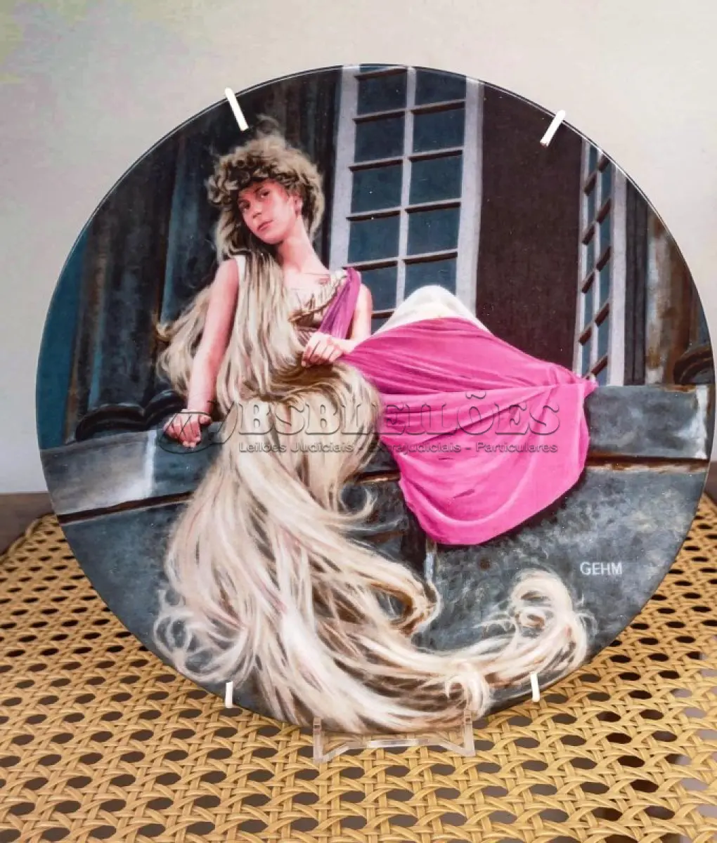 LOTE 346 - 01 PRATO COLECIONÁVEL "RAPUNZEL" DA BAVIERA, 1982, CHARLES GEHM, FADA DOS IRMÃOS GRIMM. SÉRIE DE CONTOS DE FADAS. COM 20 CM. A PEÇA FOI MANTIDA EM SUA EMBALAGEM ORIGINAL E NÃO FOI EXPOSTA. ACOMPANHA LIVRETO E CERTIFICADO DE AUTENTICIDADE. KONIGSZELT BAVIERA.ESSA E A SEGUNDA PLACA DE COLECIONADOR DA COLEÇÃO PINTADA POR CHARLES GEHM ESPECIALMENTE PARA A CIDADE DE HANAU, NA REPÚBLICA FEDERAL DA ALEMANHA, LOCAL DE NASCIMENTO DOS IRMÃOS GRIMM, PARA COMEMORAR SEU 200º ANIVERSÁRIO. PLACA DE COLECIONADOR NÚMERO D 1594.EDIÇÃO LIMITADA A CEM DIAS DE DISPARO,BRADEX-NÃO. 22-K46-2.2.ITEM COMPRADO EM GARAGENS DE ANTIGUIDADES NOS EUA. (NO ESTADO) ATENÇÃO! FAZER A VISITAÇÃO ANTES DE ARREMATAR, NÃO SABEMOS SE FUNCIONA, LEILÃO NÃO TEM GARANTIA E NEM DEVOLUÇÃO, SUJEITO A POSSÍVEIS AVARIAS VISÍVEIS/OCULTAS E/OU AUSÊNCIA DE COMPONENTES.