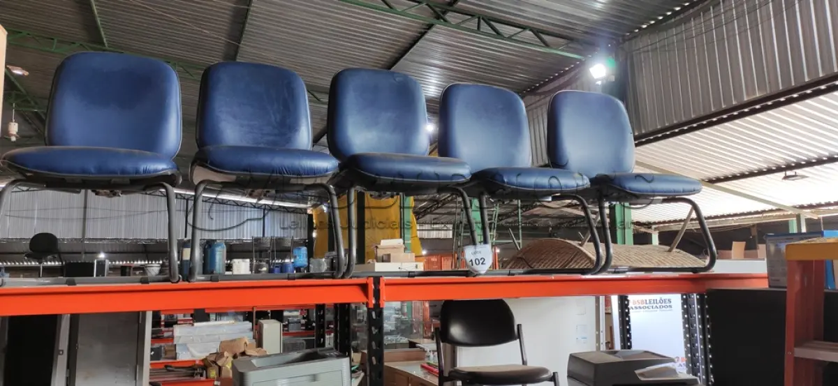 LOTE 102 - 05 CADEIRAS DE PÉS FIXOS.  (NO ESTADO) ATENÇÃO! FAZER A VISITAÇÃO ANTES DE ARREMATAR, NÃO SABEMOS SE FUNCIONA. LEILÃO NÃO TEM GARANTIA E NEM DEVOLUÇÃO, SUJEITO A POSSÍVEIS AVARIAS VISÍVEIS/OCULTAS E/OU AUSÊNCIA DE COMPONENTES.