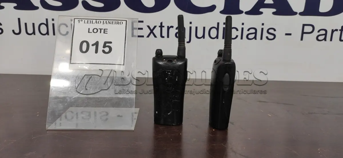 LOTE 015 - 02 RÁDIOS COMUNICADORES SEM CARREGADOR MARCA MOTOROLA.  (NO ESTADO) ATENÇÃO! FAZER A VISITAÇÃO ANTES DE ARREMATAR, NÃO SABEMOS SE FUNCIONA. LEILÃO NÃO TEM GARANTIA E NEM DEVOLUÇÃO, SUJEITO A POSSÍVEIS AVARIAS VISÍVEIS/OCULTAS E/OU AUSÊNCIA DE COMPONENTES.