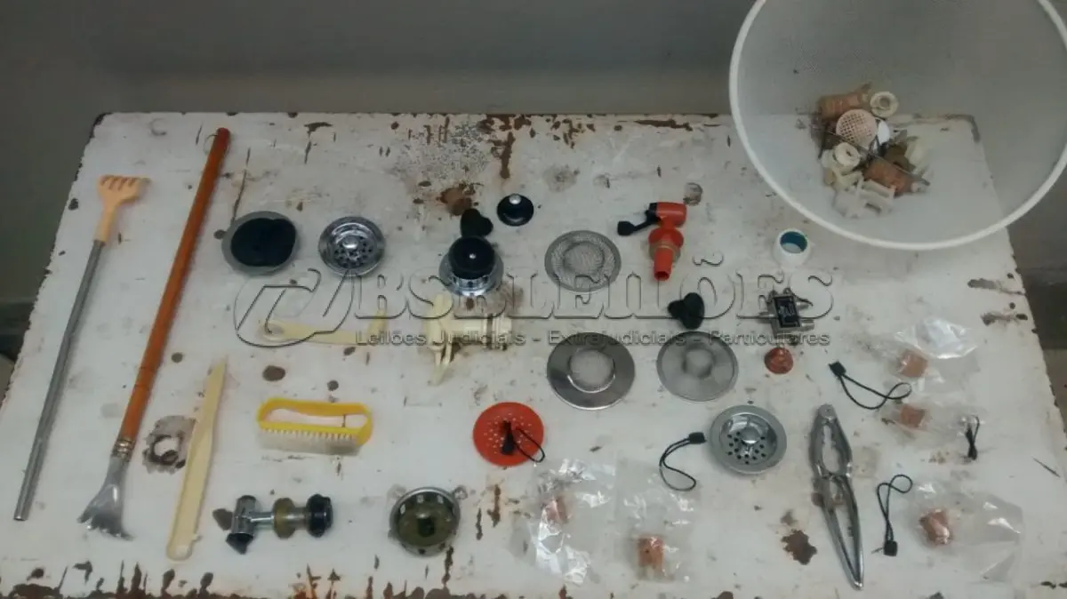 LOTE 518 - 01 LOTE COM DIVERSOS ÍTENS PARA USO. (NO ESTADO) ATENÇÃO! FAZER A VISITAÇÃO ANTES DE ARREMATAR, NÃO SABEMOS SE FUNCIONA, LEILÃO NÃO TEM GARANTIA E NEM DEVOLUÇÃO, SUJEITO A POSSÍVEIS AVARIAS VISÍVEIS/OCULTAS E/OU AUSÊNCIA DE COMPONENTES.