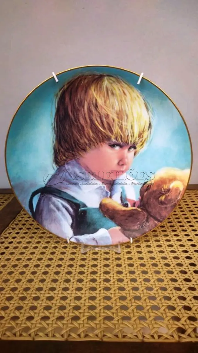 LOTE 347 - 01 PRATO COLECIONÁVEIS ​​DE EDIÇÃO LIMITADA A 10 MIL TIRAGENS. ESTE E O PRATO DE NUMERO 4666 APRESENTA O TEDDY & TERRY DA PACIFIC ART, LINDAMENTE TRABALHADO EM PORCELANA COM UM DIÂMETRO DE 21,5 CM. O DESIGN COLORIDO REFLETE A CULTURA AMERICANA E A ERA DA CERÂMICA ARTÍSTICA DO FINAL DO SÉCULO XX. A MARCA KNOWLES É RECONHECIDA POR SEU ESTILO DECORATIVO E ESTE CONJUNTO NÃO É EXCEÇÃO. OS PRATOS SÃO PERFEITOS PARA TODAS AS OCASIÕES E SERIAM UM ÓTIMO COMPLEMENTO PARA QUALQUER COLEÇÃO DECORATIVA. A TÉCNICA DE PRODUÇÃO E O ESTILO SÃO EVIDENTES NOS DETALHES INTRINCADOS DO DESIGN. A LINHA DE PRODUTOS, EARLY AMERICAN, CONTRIBUI PARA A SINGULARIDADE DO CONJUNTO.ITEM COMPRADO E GARAGENS DE ANTIGUIDADES NOS EUA. SUPORTE PARA PRATO NÃO INCLUÍDO NESTA VENDA. (NO ESTADO) ATENÇÃO! FAZER A VISITAÇÃO ANTES DE ARREMATAR, NÃO SABEMOS SE FUNCIONA, LEILÃO NÃO TEM GARANTIA E NEM DEVOLUÇÃO, SUJEITO A POSSÍVEIS AVARIAS VISÍVEIS/OCULTAS E/OU AUSÊNCIA DE COMPONENTES.