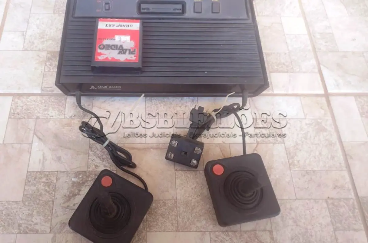 LOTE 351 - 01 VÍDEO GAME ATARI ANTIGO COM MANETES E CARTUCHOS FUCIONA PERFEITAMENTE ATE O MOMENTO SEM GARANTIAS FUTURAS VOLTAGEM 100/220. (NO ESTADO) ATENÇÃO! FAZER A VISITAÇÃO ANTES DE ARREMATAR, NÃO SABEMOS SE FUNCIONA, LEILÃO NÃO TEM GARANTIA E NEM DEVOLUÇÃO, SUJEITO A POSSÍVEIS AVARIAS VISÍVEIS/OCULTAS E/OU AUSÊNCIA DE COMPONENTES.