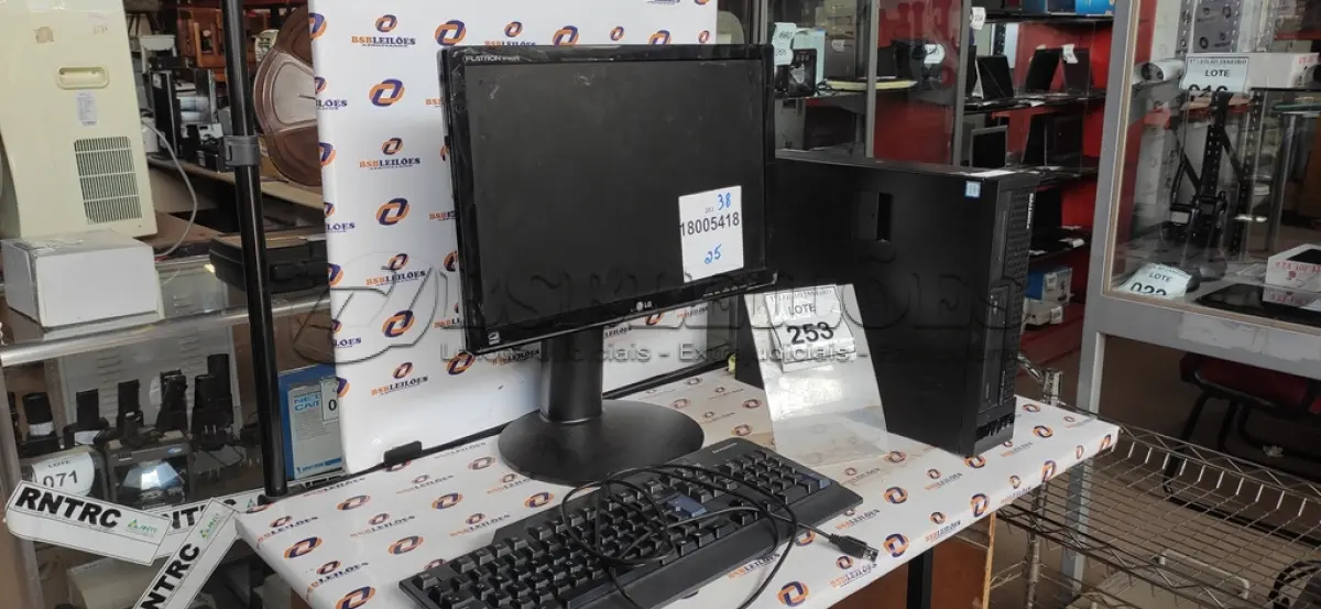 LOTE 253 - 01 CPU MARCA POSITIVO, 01 MONITOR MARCA LG E 01 TECLADO MARCA LENOVO.  (NO ESTADO) ATENÇÃO! FAZER A VISITAÇÃO ANTES DE ARREMATAR, NÃO SABEMOS SE FUNCIONA. LEILÃO NÃO TEM GARANTIA E NEM DEVOLUÇÃO, SUJEITO A POSSÍVEIS AVARIAS VISÍVEIS/OCULTAS E/OU AUSÊNCIA DE COMPONENTES.