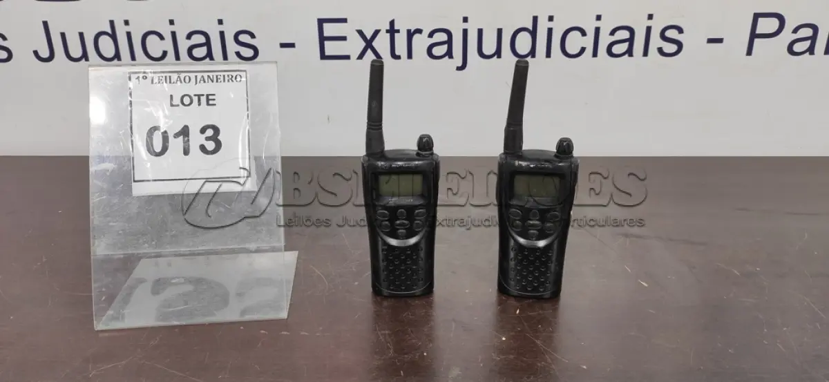 LOTE 013 - 02 RÁDIOS COMUNICADORES SEM CARREGADOR MARCA MOTOROLA.  (NO ESTADO) ATENÇÃO! FAZER A VISITAÇÃO ANTES DE ARREMATAR, NÃO SABEMOS SE FUNCIONA. LEILÃO NÃO TEM GARANTIA E NEM DEVOLUÇÃO, SUJEITO A POSSÍVEIS AVARIAS VISÍVEIS/OCULTAS E/OU AUSÊNCIA DE COMPONENTES.