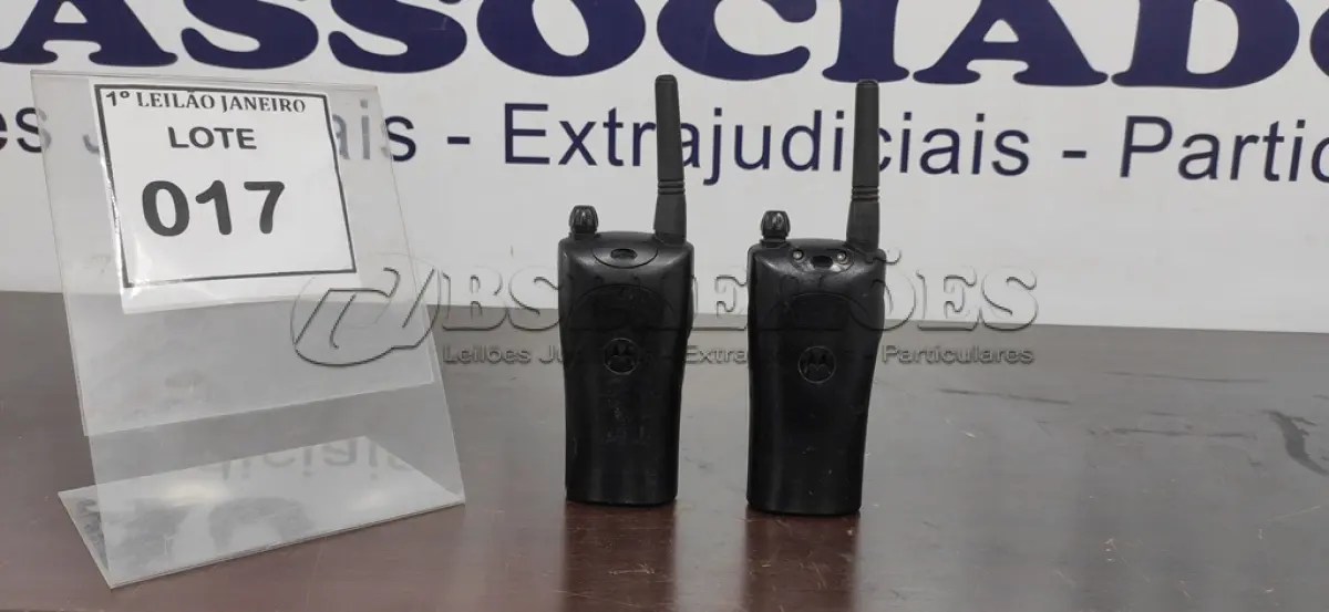 LOTE 017 - 02 RÁDIOS COMUNICADORES SEM CARREGADOR MARCA MOTOROLA.  (NO ESTADO) ATENÇÃO! FAZER A VISITAÇÃO ANTES DE ARREMATAR, NÃO SABEMOS SE FUNCIONA. LEILÃO NÃO TEM GARANTIA E NEM DEVOLUÇÃO, SUJEITO A POSSÍVEIS AVARIAS VISÍVEIS/OCULTAS E/OU AUSÊNCIA DE COMPONENTES.