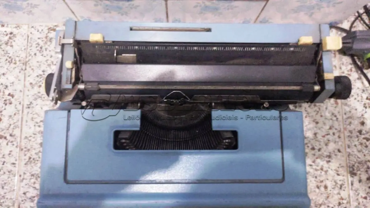 LOTE 448 - 01 MÁQUINA DE ESCREVER ANTIGA OLIVETT STUDIO 46. (NO ESTADO) ATENÇÃO! FAZER A VISITAÇÃO ANTES DE ARREMATAR, NÃO SABEMOS SE FUNCIONA, LEILÃO NÃO TEM GARANTIA E NEM DEVOLUÇÃO, SUJEITO A POSSÍVEIS AVARIAS VISÍVEIS/OCULTAS E/OU AUSÊNCIA DE COMPONENTES.