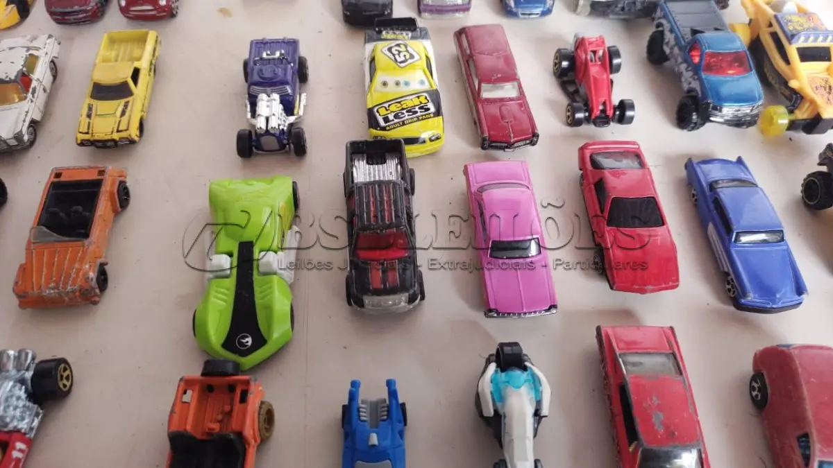 LOTE 461 - 100 CARRINHOS HOT WHEELS ANTIGOS  E OUTROS MODELOS. (NO ESTADO) ATENÇÃO! FAZER A VISITAÇÃO ANTES DE ARREMATAR, NÃO SABEMOS SE FUNCIONA, LEILÃO NÃO TEM GARANTIA E NEM DEVOLUÇÃO, SUJEITO A POSSÍVEIS AVARIAS VISÍVEIS/OCULTAS E/OU AUSÊNCIA DE COMPONENTES.