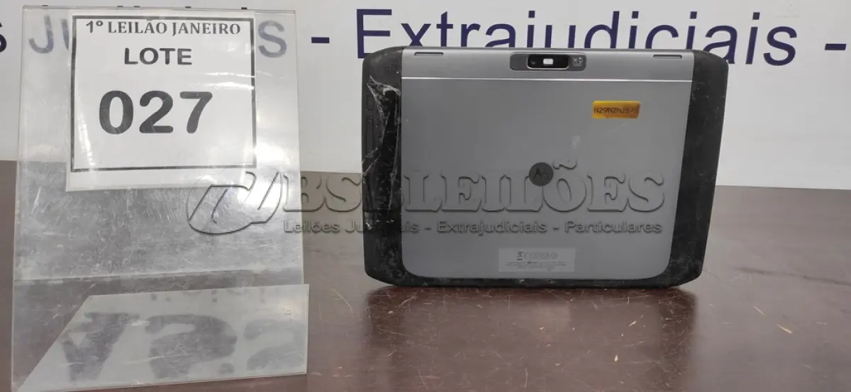 LOTE 027 - 01 TABLET SEM CARREGADOR MARCA MOTOROLA.  (NO ESTADO) ATENÇÃO! FAZER A VISITAÇÃO ANTES DE ARREMATAR, NÃO SABEMOS SE FUNCIONA. LEILÃO NÃO TEM GARANTIA E NEM DEVOLUÇÃO, SUJEITO A POSSÍVEIS AVARIAS VISÍVEIS/OCULTAS E/OU AUSÊNCIA DE COMPONENTES.
