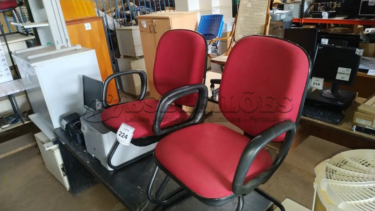 LOTE 224 - 02 CADEIRAS COM PÉS FIXOS NA COR VERMELHA.  (NO ESTADO) ATENÇÃO! FAZER A VISITAÇÃO ANTES DE ARREMATAR, NÃO SABEMOS SE FUNCIONA. LEILÃO NÃO TEM GARANTIA E NEM DEVOLUÇÃO, SUJEITO A POSSÍVEIS AVARIAS VISÍVEIS/OCULTAS E/OU AUSÊNCIA DE COMPONENTES.
