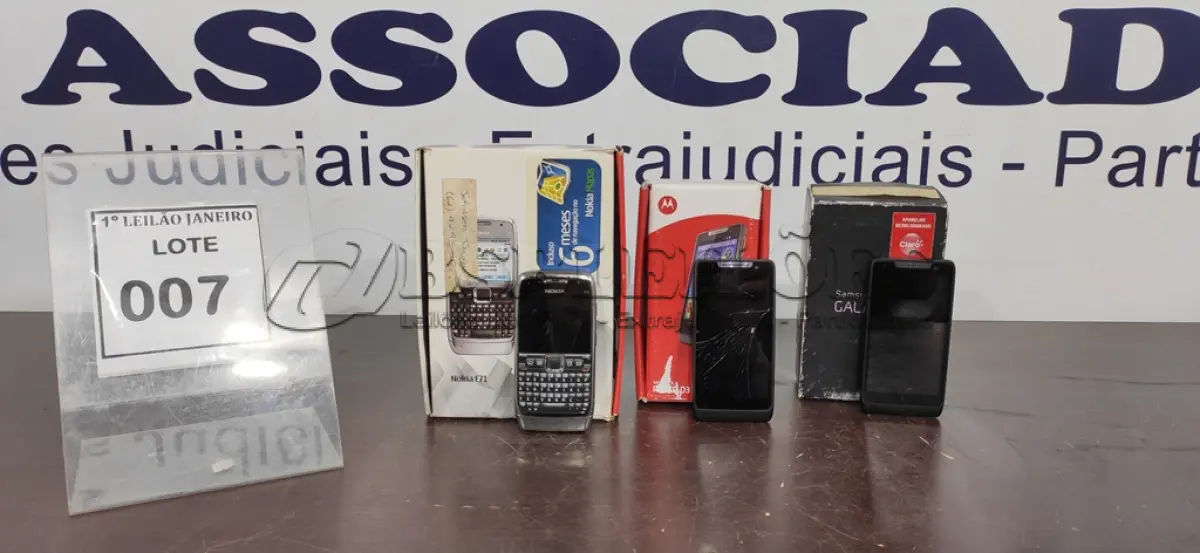LOTE 007 - 03 CELULARES DE MARCAS E MODELOS DIVERSOS.  (NO ESTADO) ATENÇÃO! FAZER A VISITAÇÃO ANTES DE ARREMATAR, NÃO SABEMOS SE FUNCIONA. LEILÃO NÃO TEM GARANTIA E NEM DEVOLUÇÃO, SUJEITO A POSSÍVEIS AVARIAS VISÍVEIS/OCULTAS E/OU AUSÊNCIA DE COMPONENTES.