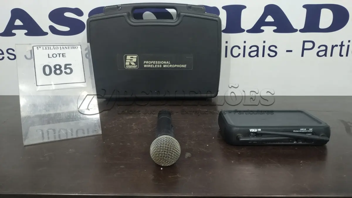 LOTE 085 - 01 CASE COM 01 MICROFONE E 01 RECEPTOR.  (NO ESTADO) ATENÇÃO! FAZER A VISITAÇÃO ANTES DE ARREMATAR, NÃO SABEMOS SE FUNCIONA. LEILÃO NÃO TEM GARANTIA E NEM DEVOLUÇÃO, SUJEITO A POSSÍVEIS AVARIAS VISÍVEIS/OCULTAS E/OU AUSÊNCIA DE COMPONENTES.
