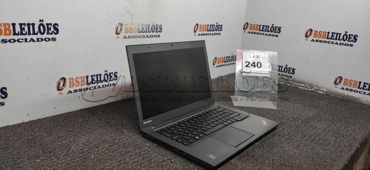 LOTE 240 - 01 NOTEBOOK SÉRIE THINKPD MARCA LENOVO.  (NO ESTADO) ATENÇÃO! FAZER A VISITAÇÃO ANTES DE ARREMATAR, NÃO SABEMOS SE FUNCIONA. LEILÃO NÃO TEM GARANTIA E NEM DEVOLUÇÃO, SUJEITO A POSSÍVEIS AVARIAS VISÍVEIS/OCULTAS E/OU AUSÊNCIA DE COMPONENTES.
