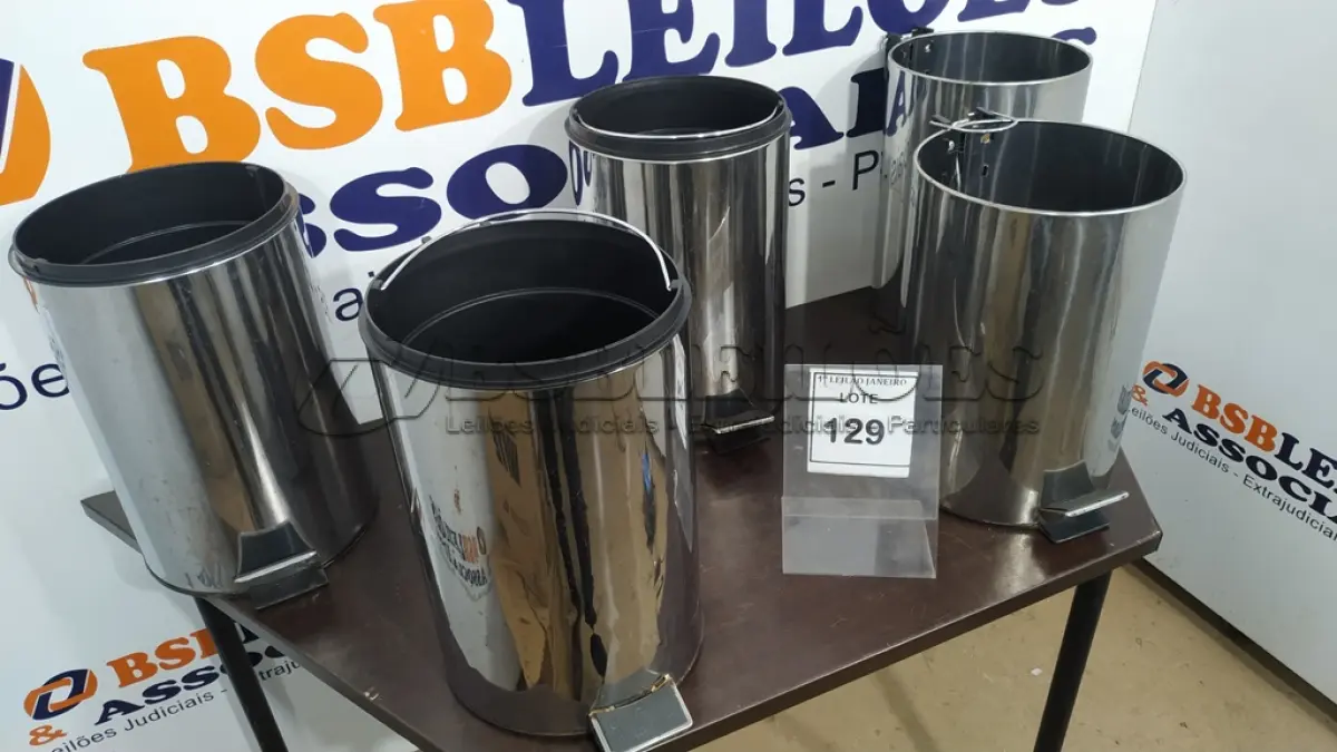 LOTE 129 - 05 LIXEIRAS EM INOX SEM TAMPA.  (NO ESTADO) ATENÇÃO! FAZER A VISITAÇÃO ANTES DE ARREMATAR, NÃO SABEMOS SE FUNCIONA. LEILÃO NÃO TEM GARANTIA E NEM DEVOLUÇÃO, SUJEITO A POSSÍVEIS AVARIAS VISÍVEIS/OCULTAS E/OU AUSÊNCIA DE COMPONENTES.