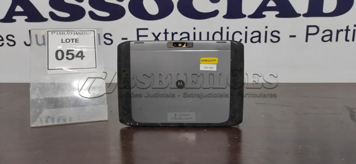 LOTE 054 - 01 TABLET SEM CARREGADOR MARCA MOTOROLA.  (NO ESTADO) ATENÇÃO! FAZER A VISITAÇÃO ANTES DE ARREMATAR, NÃO SABEMOS SE FUNCIONA. LEILÃO NÃO TEM GARANTIA E NEM DEVOLUÇÃO, SUJEITO A POSSÍVEIS AVARIAS VISÍVEIS/OCULTAS E/OU AUSÊNCIA DE COMPONENTES.