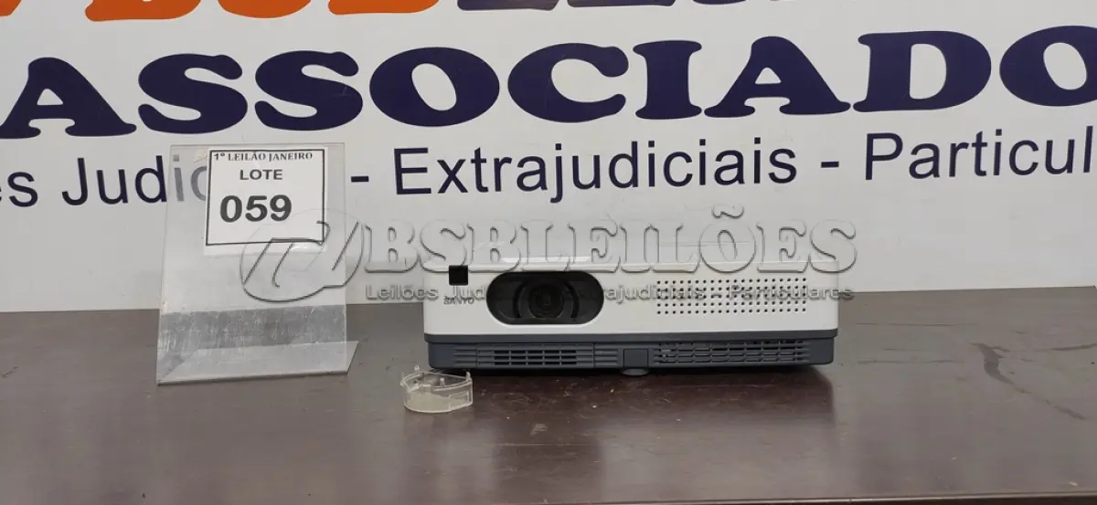 LOTE 059 - 01 PROJETOR SEM FONTE MARCA SANYO.  (NO ESTADO) ATENÇÃO! FAZER A VISITAÇÃO ANTES DE ARREMATAR, NÃO SABEMOS SE FUNCIONA. LEILÃO NÃO TEM GARANTIA E NEM DEVOLUÇÃO, SUJEITO A POSSÍVEIS AVARIAS VISÍVEIS/OCULTAS E/OU AUSÊNCIA DE COMPONENTES.