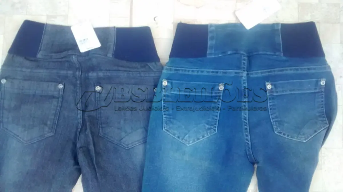 LOTE 520 - 01 LOTE COM 02 CALÇAS JEANS NOVAS FEMININAS SEM USO NUMEROS 36. (NO ESTADO) ATENÇÃO! FAZER A VISITAÇÃO ANTES DE ARREMATAR, NÃO SABEMOS SE FUNCIONA, LEILÃO NÃO TEM GARANTIA E NEM DEVOLUÇÃO, SUJEITO A POSSÍVEIS AVARIAS VISÍVEIS/OCULTAS E/OU AUSÊNCIA DE COMPONENTES.